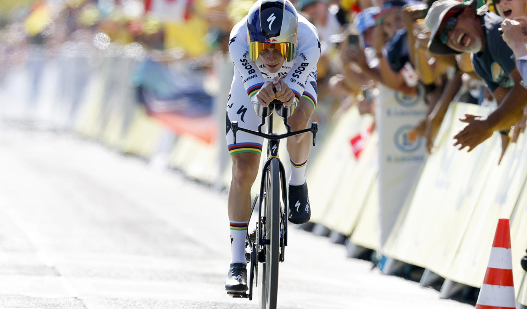 El belga Remco Evenepoel cruza la meta de Thonon-les-Bains tras la crono individual