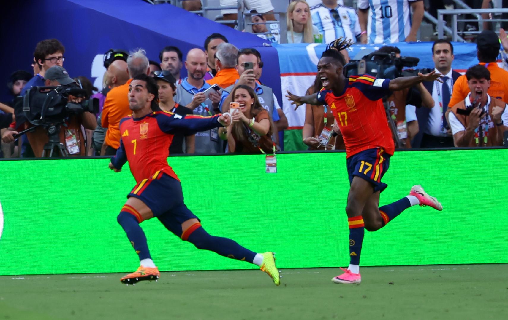Nico Williams (derecha) celebra el gol de Ferrán Torres (izquierda) que le dio a España la victoria en el Mundial