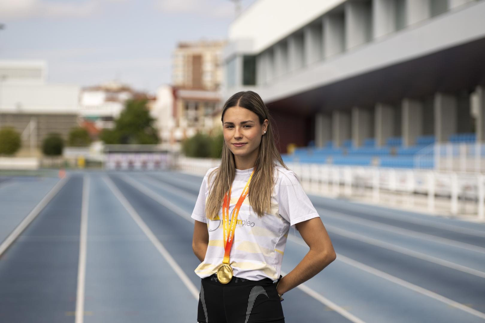 Andrea Arilla en Larrabide, lugar en el que entrena, con su oro que la posiciona primera en el ranking nacional sub23.