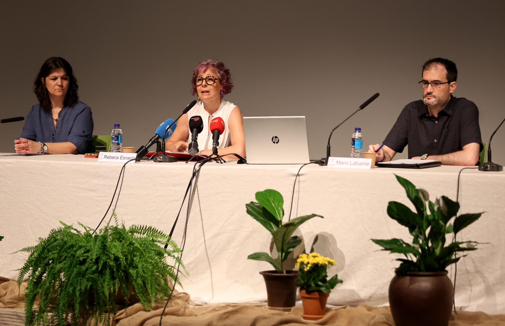 De izquierda a derecha: Ana Duarte, concejala de Cultura de Estella, Rebeca Esnaola, consejera de Cultura,y el profesor Mario Lafuente Gómez, ponente
