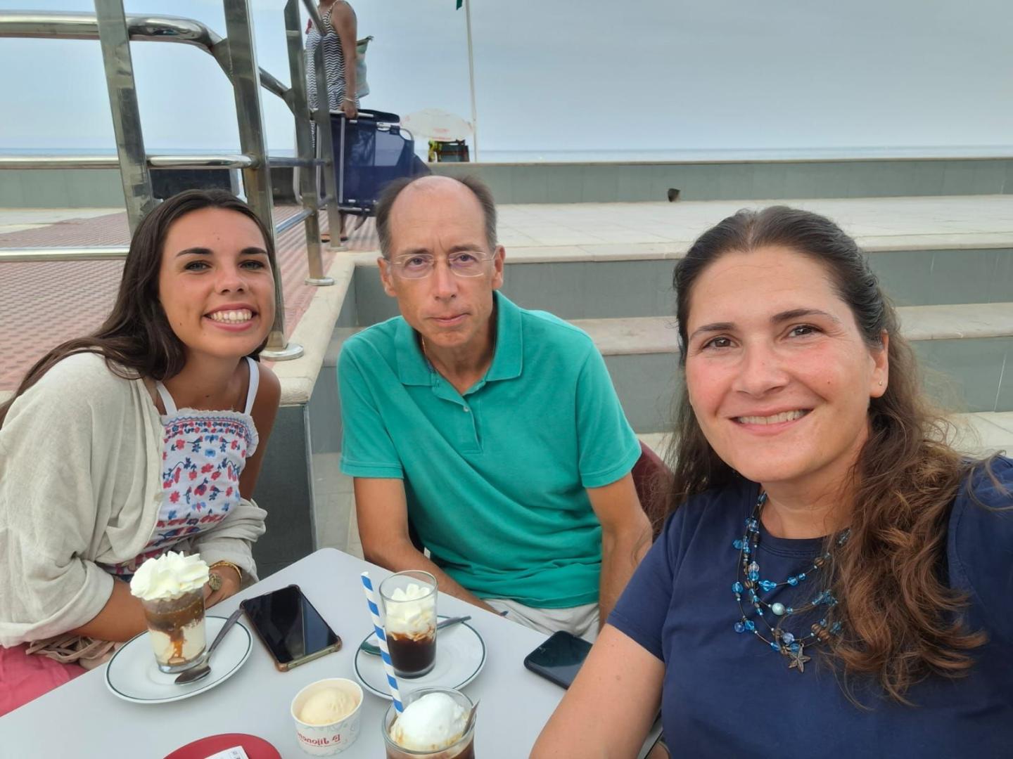 Javier Andreu, con su mujer Paula y una sobrina en Oropesa del Mar.