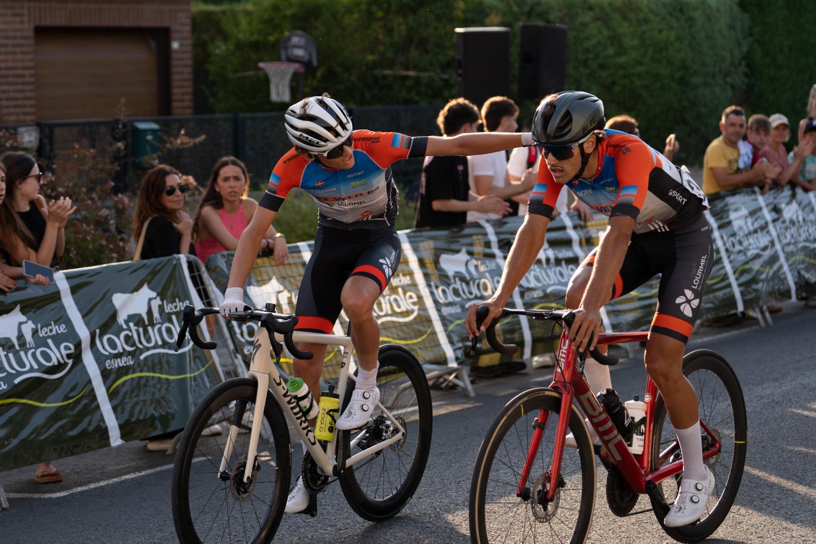 Los ciclistas franceses Bastien Ospital y Nolan Babayou del URT Velo 64 han cruzado la meta escapados