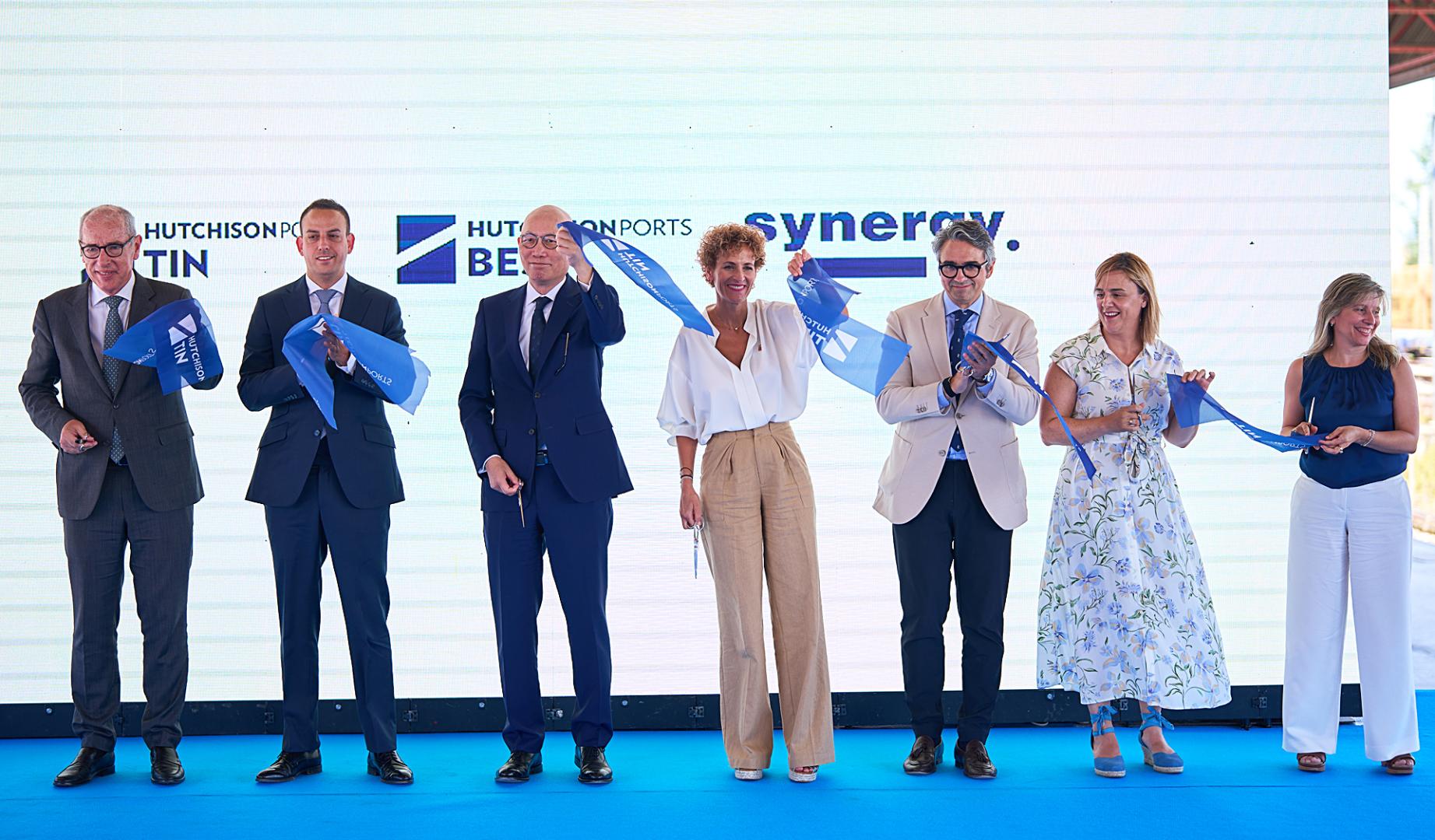 Responsables del Puerto de Barcelona, Hutchison Ports (operadora de la terminal de Mercancías), el Gobierno de Navarra y Adif con la presidenta y la Delegada del Gobiern