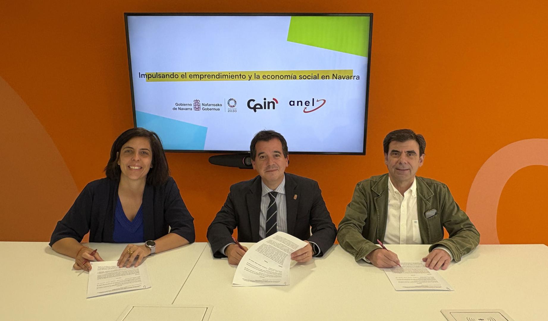 De izquierda a derecha: Uxue Itoiz, directora gerente de CEIN; Mikel Irujo, consejero de Industria y de Transición Ecológica y Digital Empresarial; Ignacio Ugalde, presidente de ANEL.