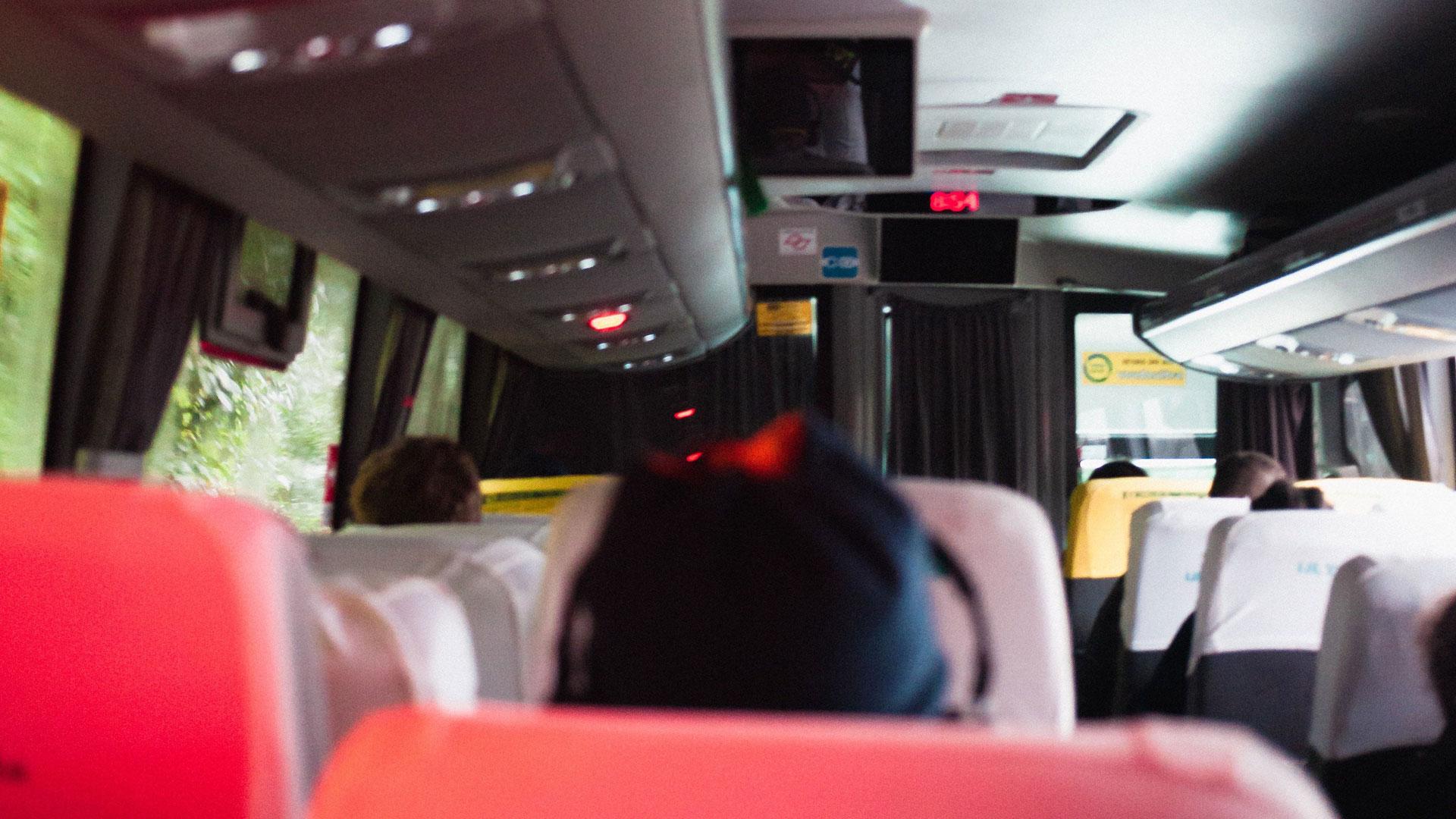 Pasajeros en el interior de un autobús