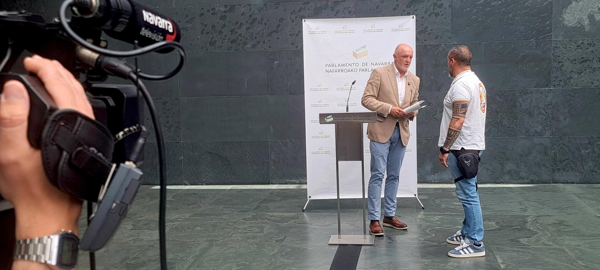 Un representante de una asociación de militares se ha dirigido esta mañana en la rueda de prensa de esta mañana a Javier Esparza para agradecer su apoyo y para preguntarle cuando la profesión de militar se va a reconocer legalmente como de riesgo.