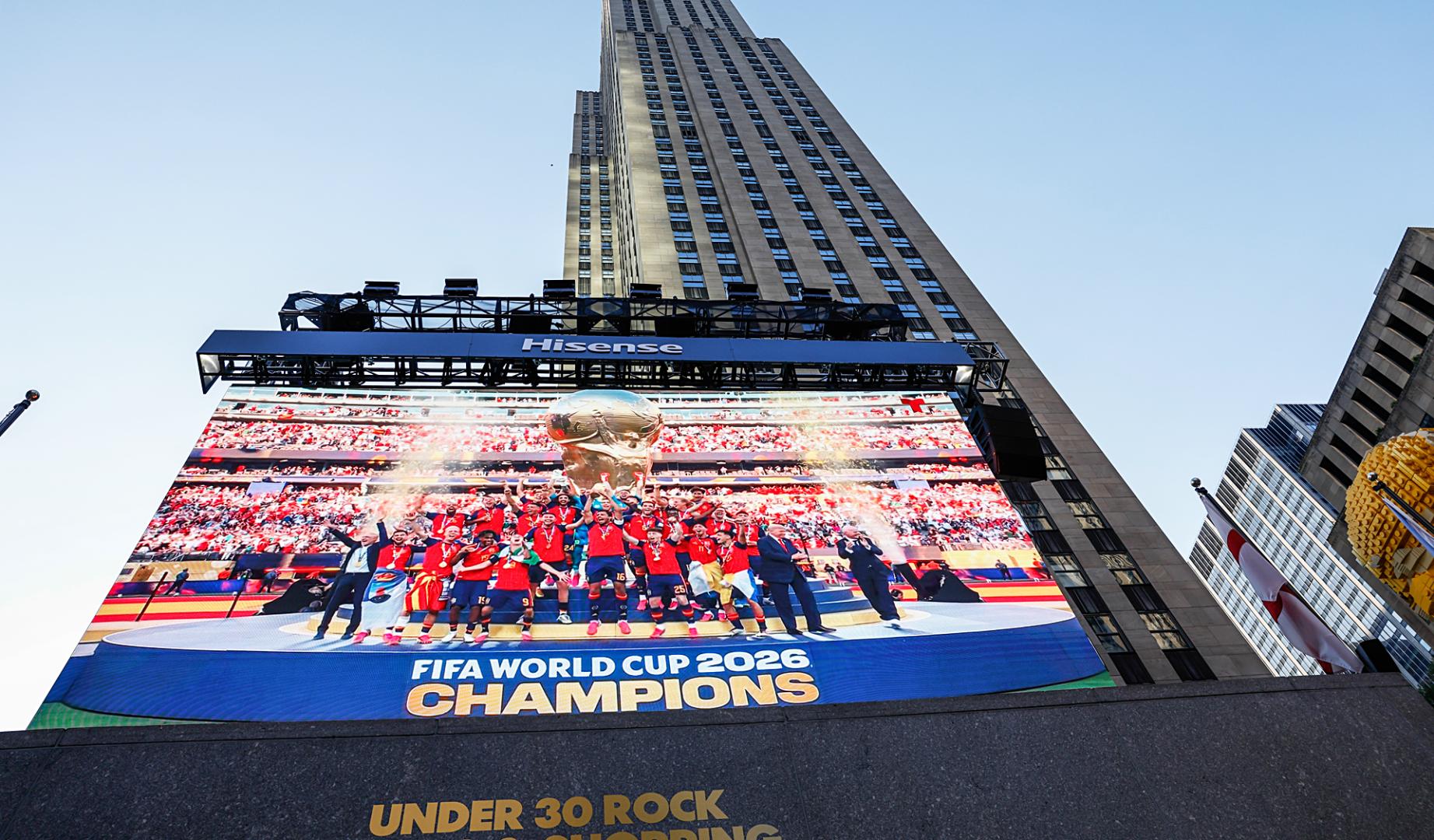 Una pantalla gigante emite en Nueva York la celebración de La Roja tras coronarse campeones del mundo