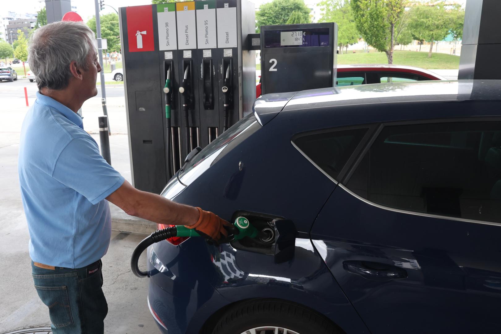 El precio de la gasolina se sitúa por debajo del gasóleo