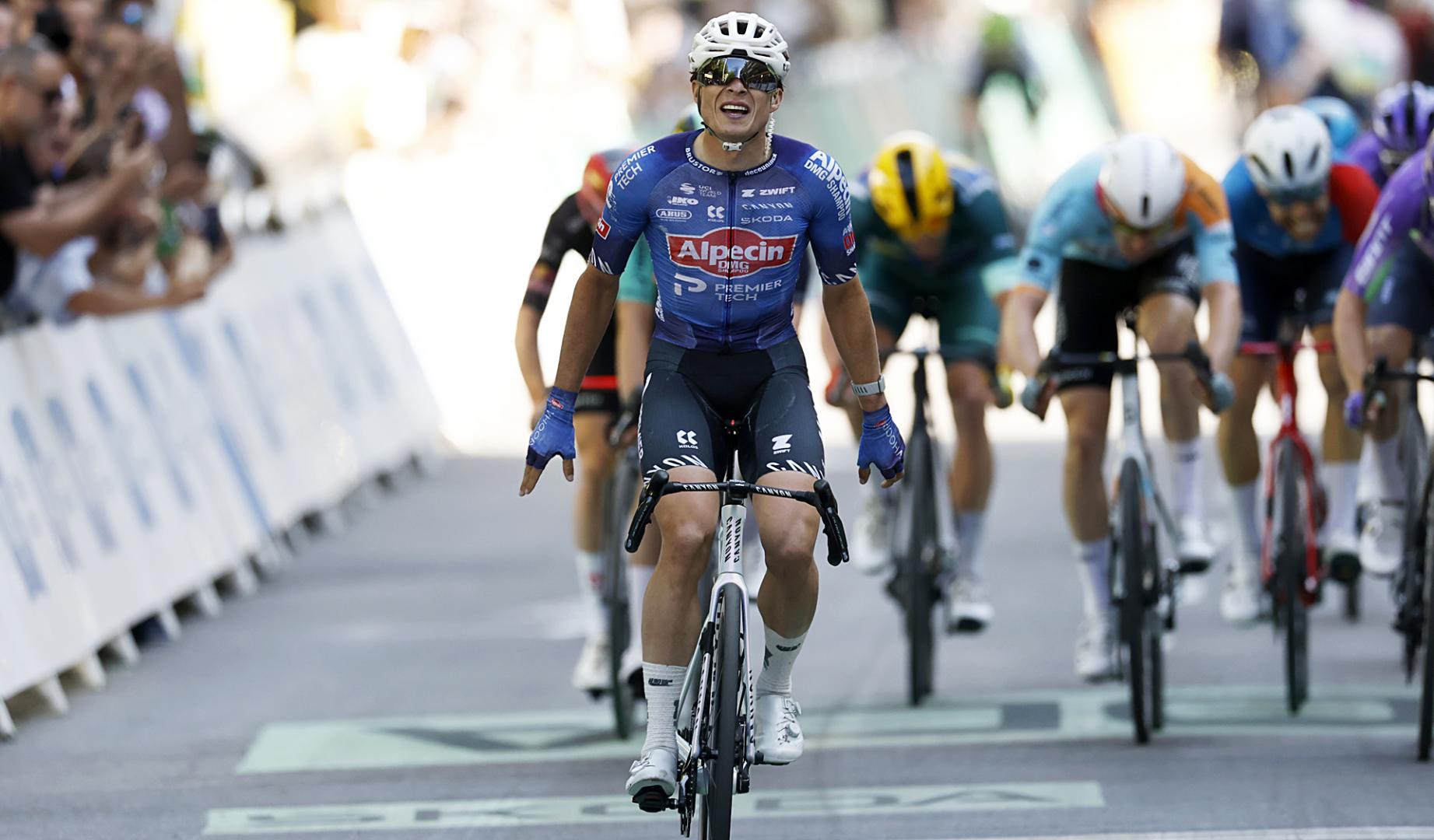 El belga Jasper Philipsen se impone en el esprint de la meta de Voiron