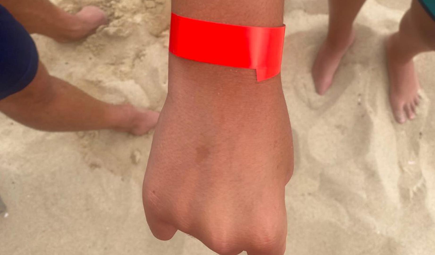 Pulseras identificativas para facilitar la localización de menores en las playas de San Sebastián