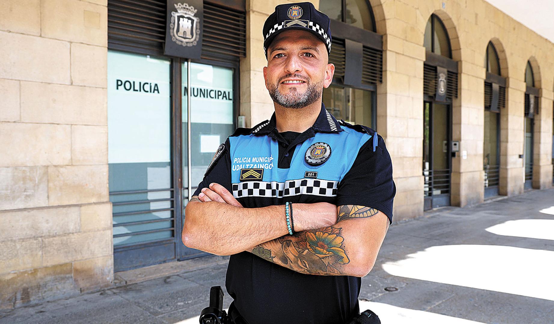 Álvaro Escudero Jiménez frente a las dependencias de Policía Municipal de Tafalla