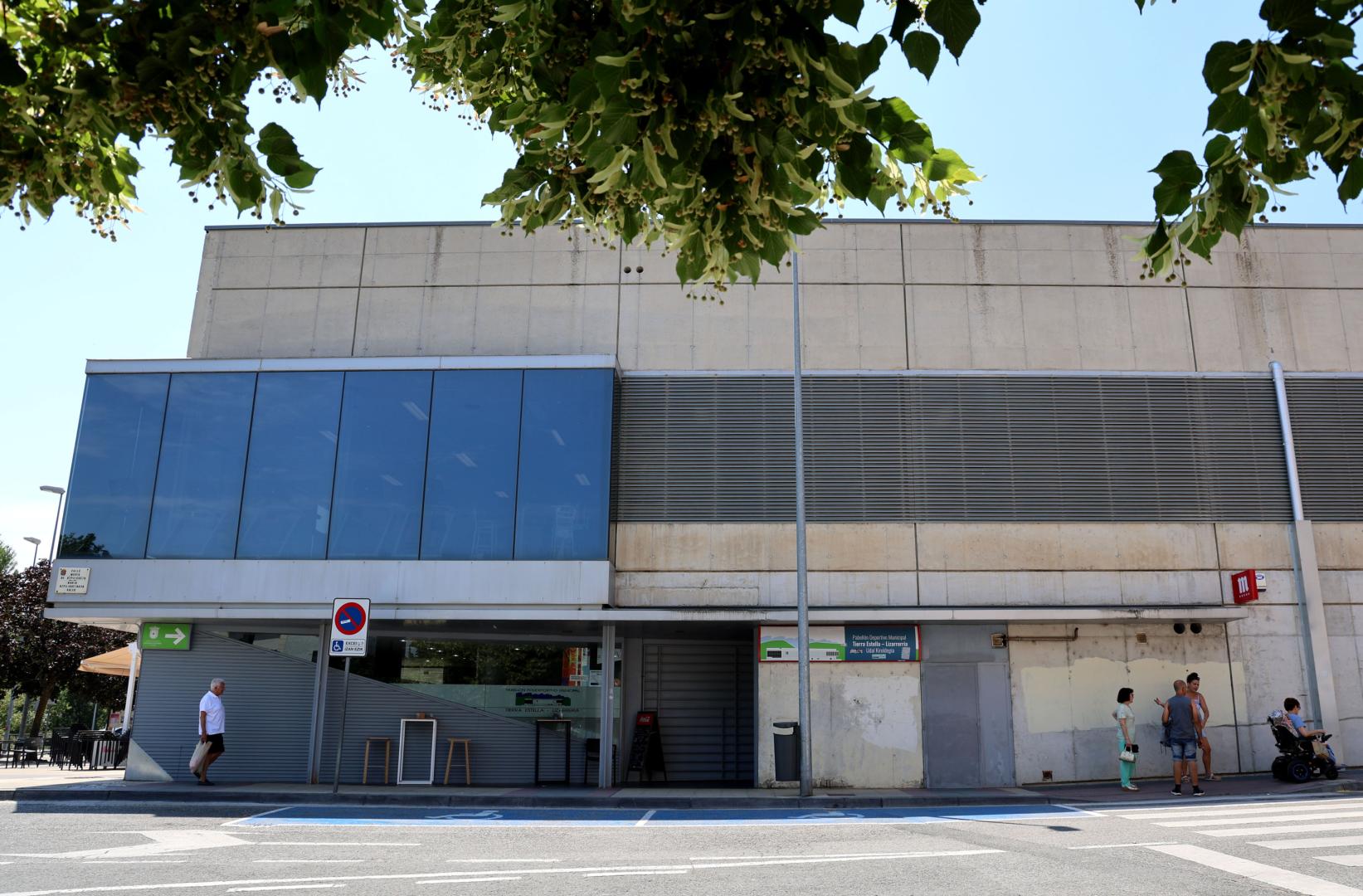 Exterior del polideportivo municipal de Estella.