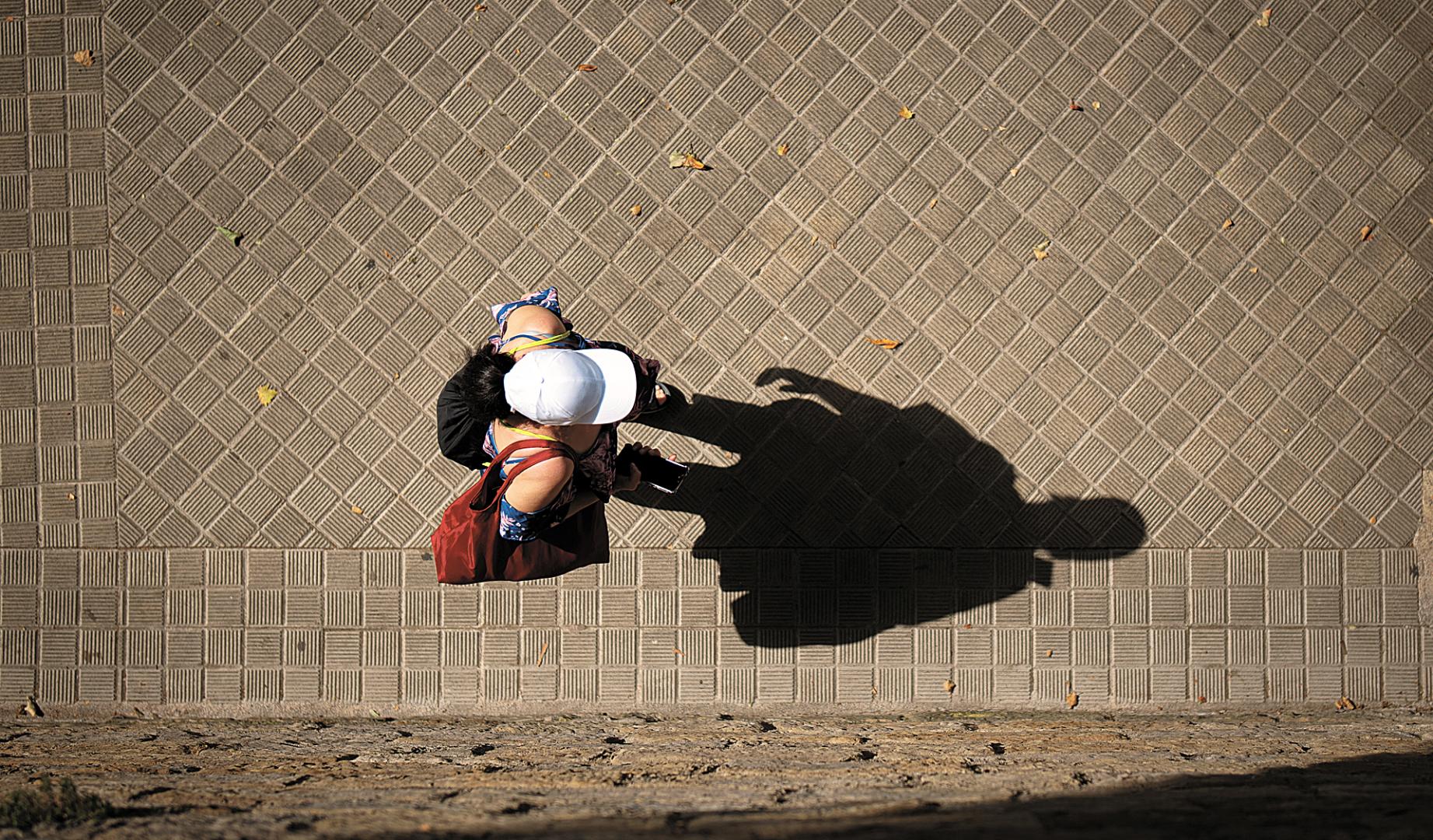 Una persona camina bajo el sol durante la ola de calor de junio
