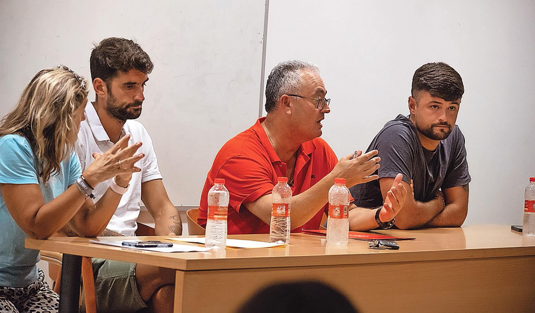 Alfonso Canela se dirige a la asamblea del pasado 13 de julio a la que acudió también la edil de Deportes, Marta Azcona, a la izquierda de la imagen