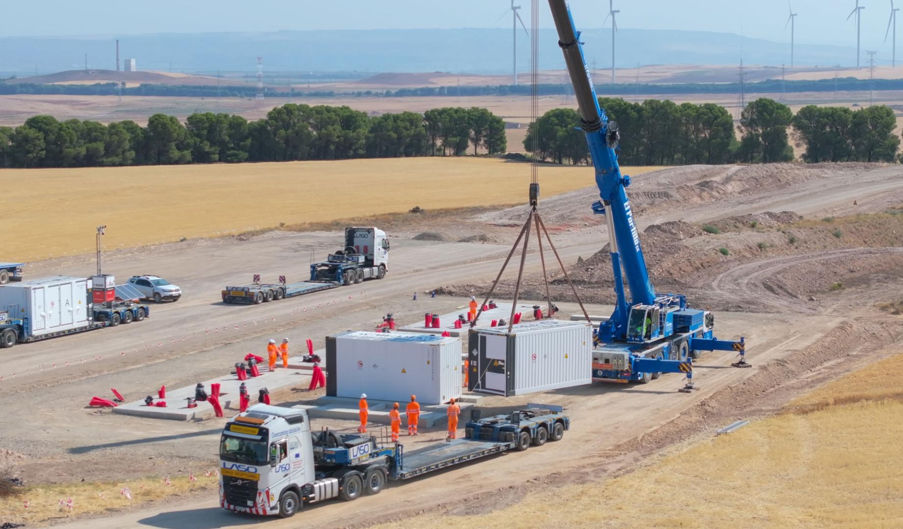 Llegada del sistema de almacenamiento con baterías que Statkraft instalará en el parque eólico Montes de Cierzo