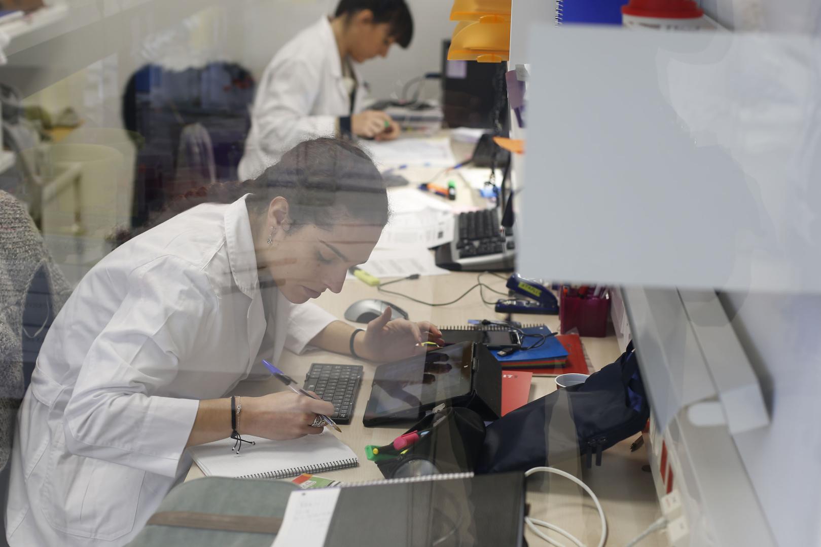 Una mujer investigadora en el CIMA de la Universidad de Navarra.