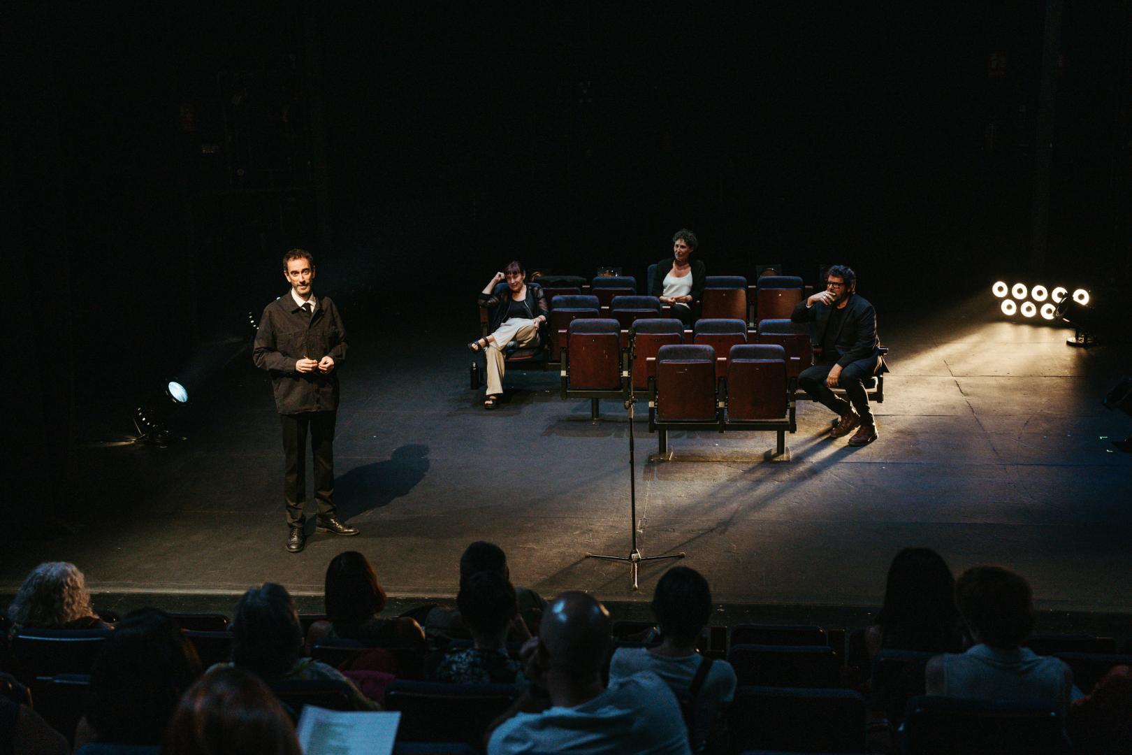 Momento en el que los actores de ‘Declaración de amor (para siempre)’ hablan directamente al público durante una de las funciones en el Teatro de La Abadía en Madrid