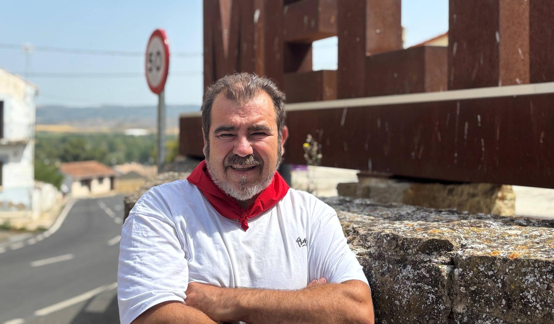 Fran Sesma Rodrigo, alcalde de Mélida, en una de las entradas al pueblo