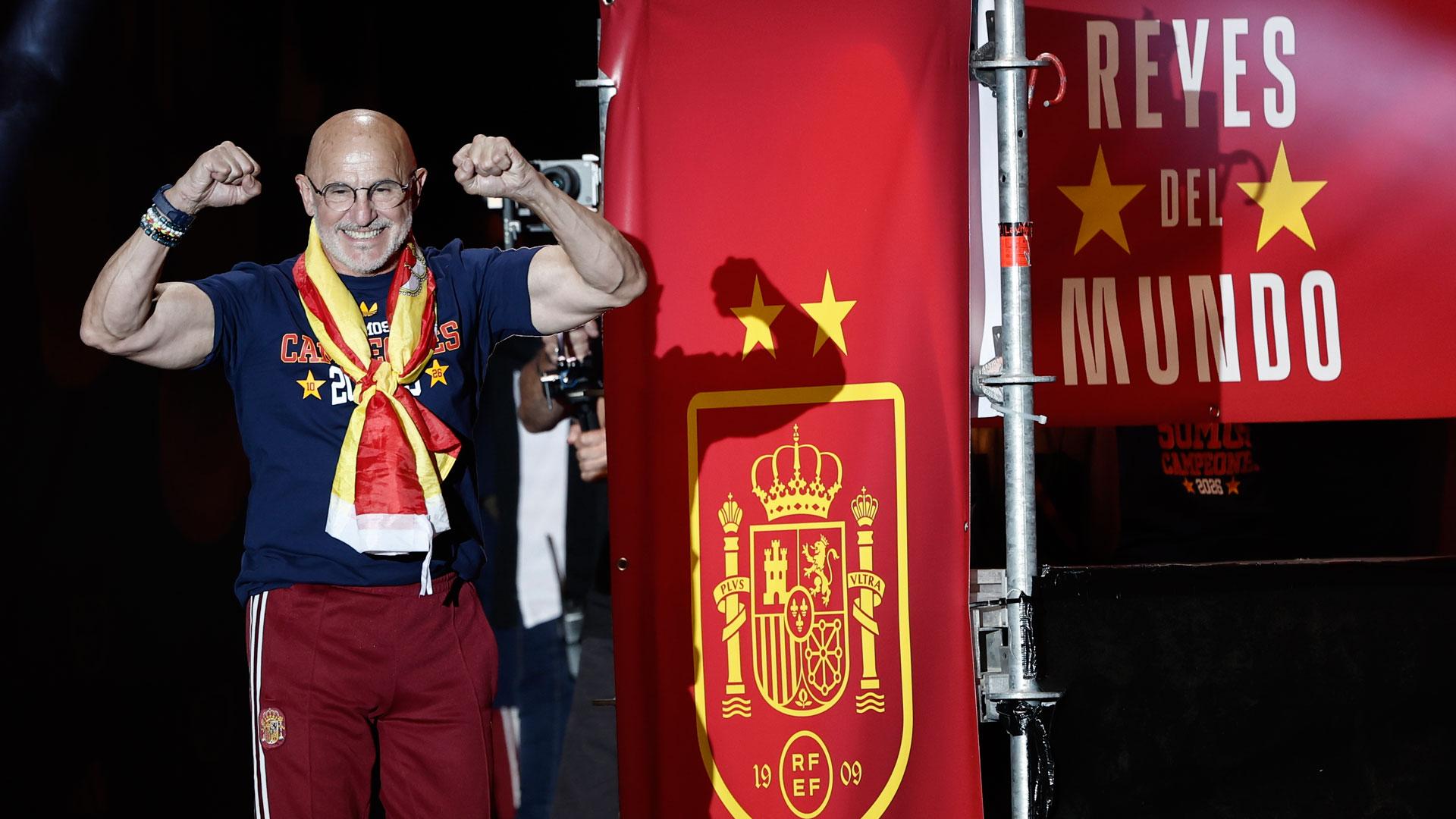 El técnico de la selección española Luis de la Fuente durante la celebración en la plaza de Cibeles de la conquista del Mundial 2026