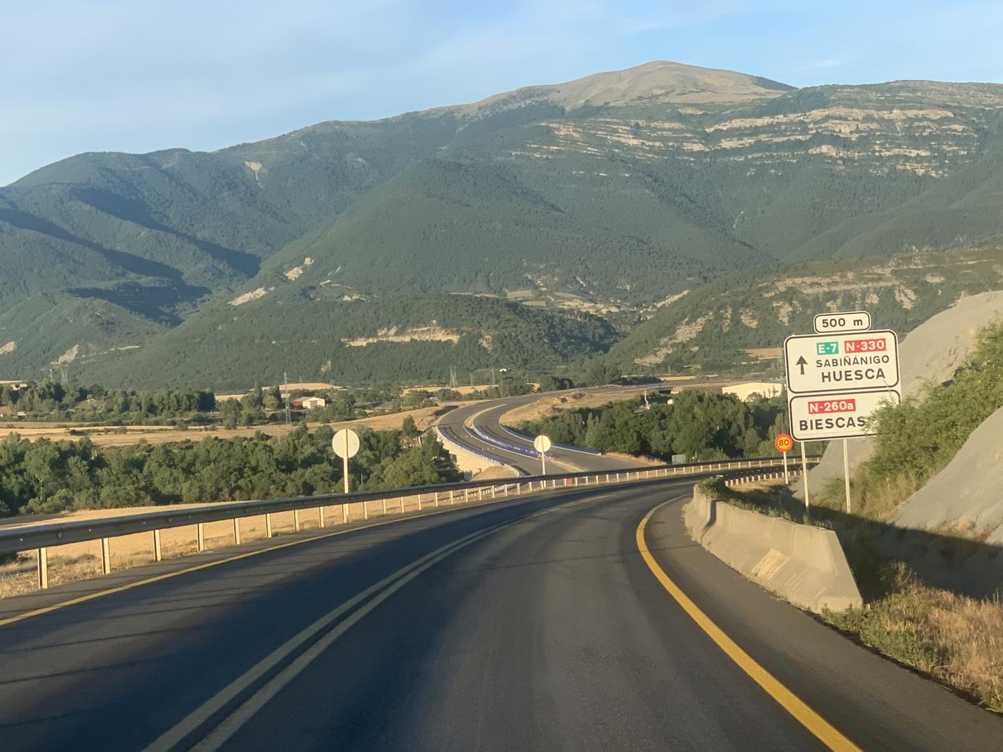 En primer plano, el desvío provisional a Sabiñánigo. Al fondo, la autovía en construcción