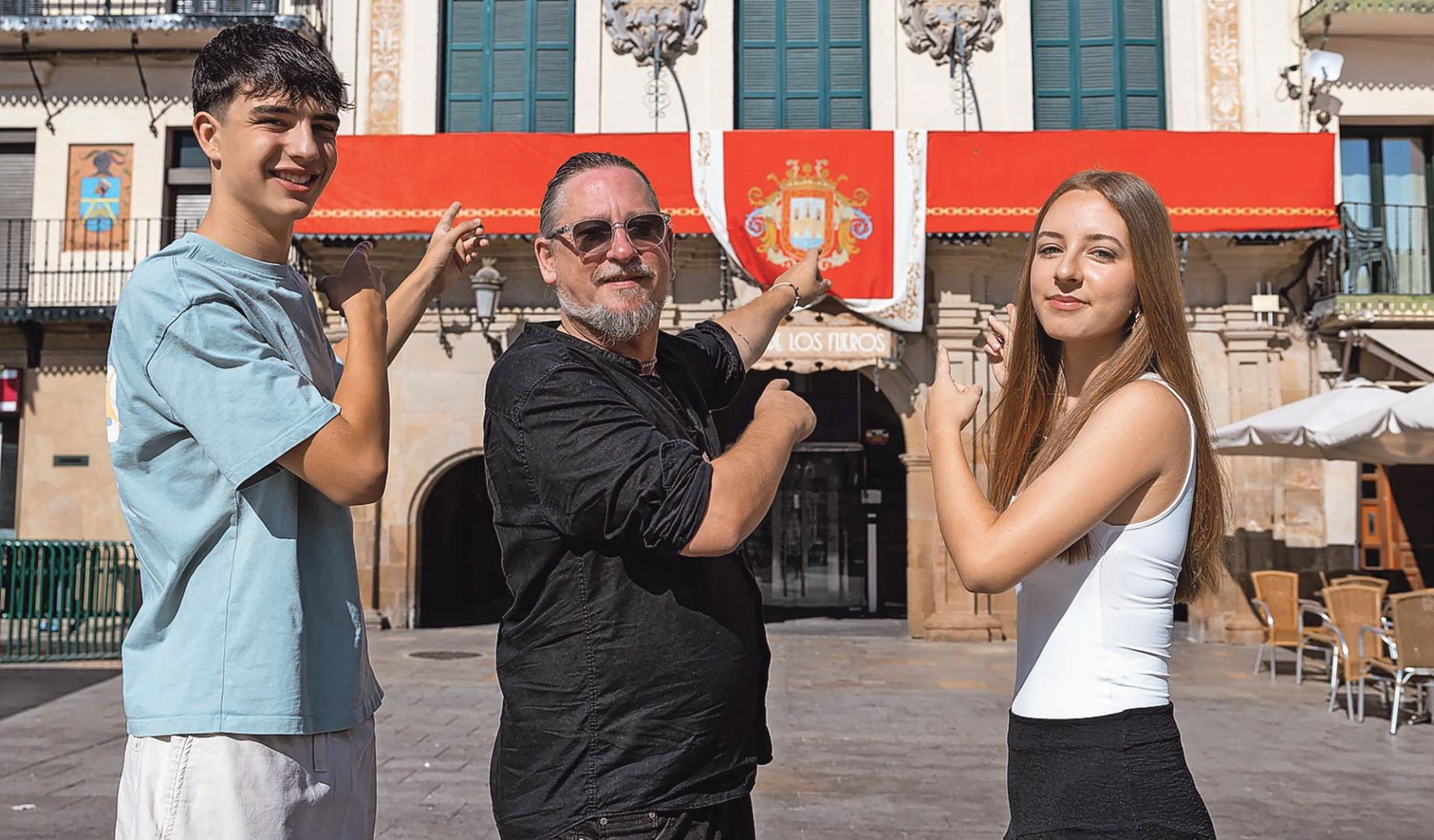 De izquierda a derecha: Javier Alcaide Madorrán, Diego Ramírez Parra y Amaia Zubicoa Buñuel, señalando el balcón de la Casa del Reloj desde el que hoy, a las 12 horas, lanzarán el cohete anunciador de las Fiestas de Tudela en honor a su patrona Santa Ana.