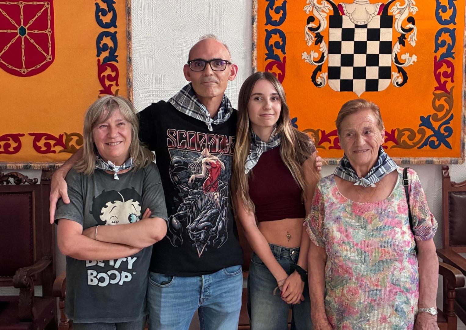 Desde la izda., la familia de David García en el consistorio de Valcarlos: Carmen Martín (mujer), Uxue (hija) y Eugenia Rodríguez (suegra)