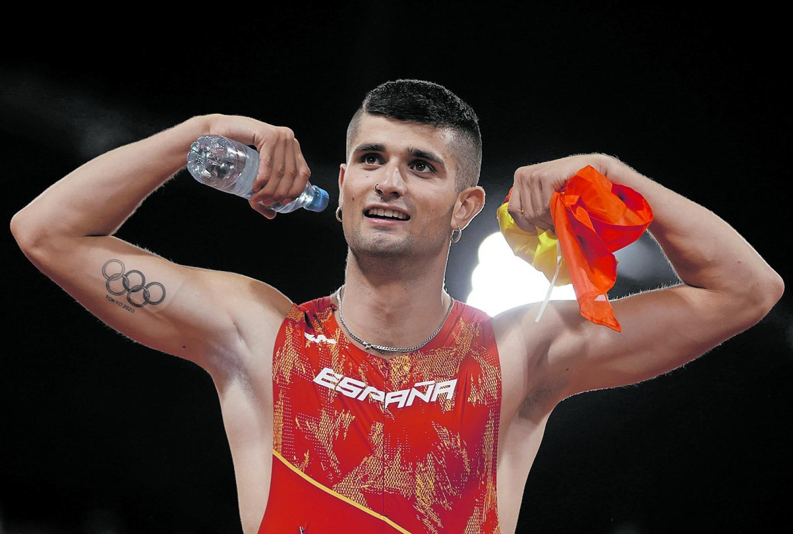 Asier Martínez celebra su oro europeo de 110 m vallas en el Olympiastadion de Múnich en 2022.