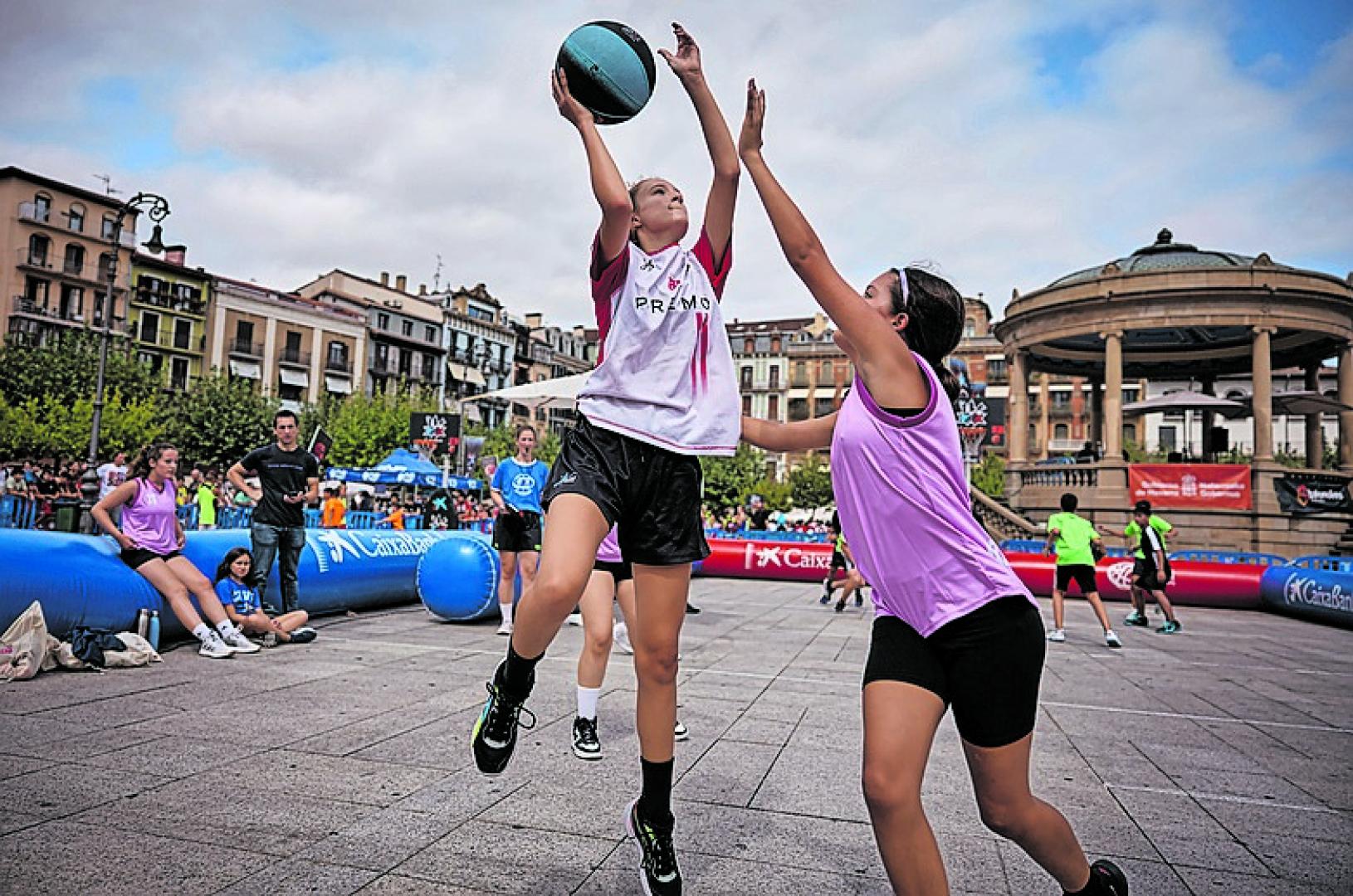 Uno de los partidos 3x3 en la Plaza del Castillo hace dos años.