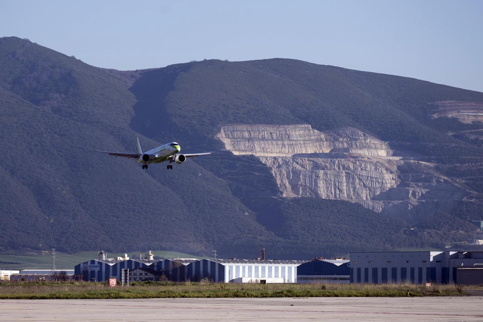 Avión aterrizando en el aeropuerto de Pamplona / Noáin