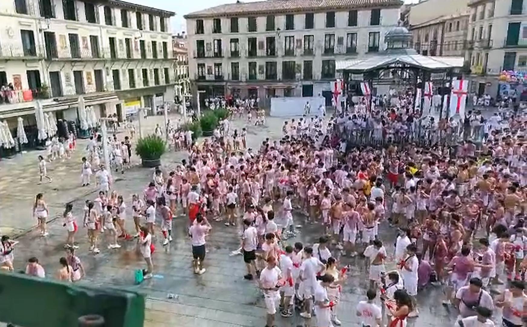 Decenas de jóvenes se encuentran ya en la Plaza de los Fueros de Tudela cuando faltan unos 50 minutos para que el lanzamiento del cohete que dará inicio a las fiestas de Santa Ana 2026.