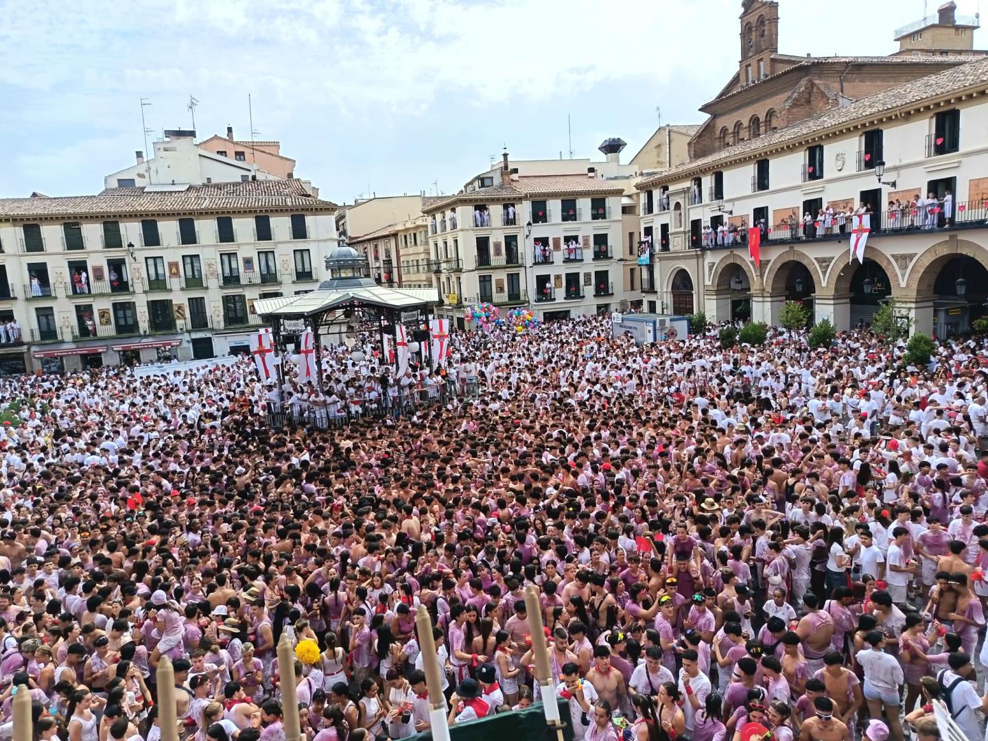 La Plaza de los Fueros de Tudela se encuentra casi llena a falta de 20 minutos para que comiencen las fiestas de Santa Ana 2026.