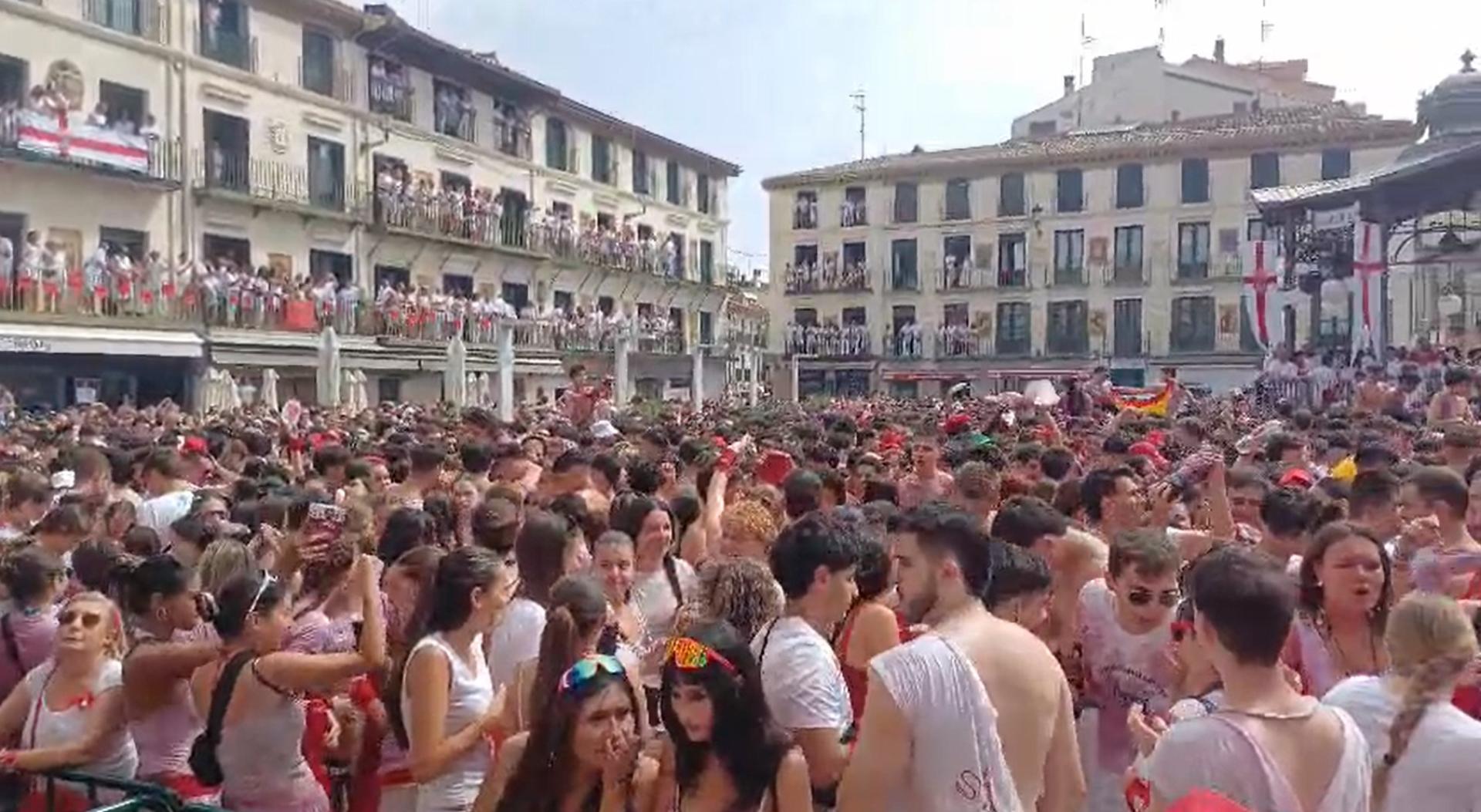 Ambiente previo al cohete de fiestas de Tudela