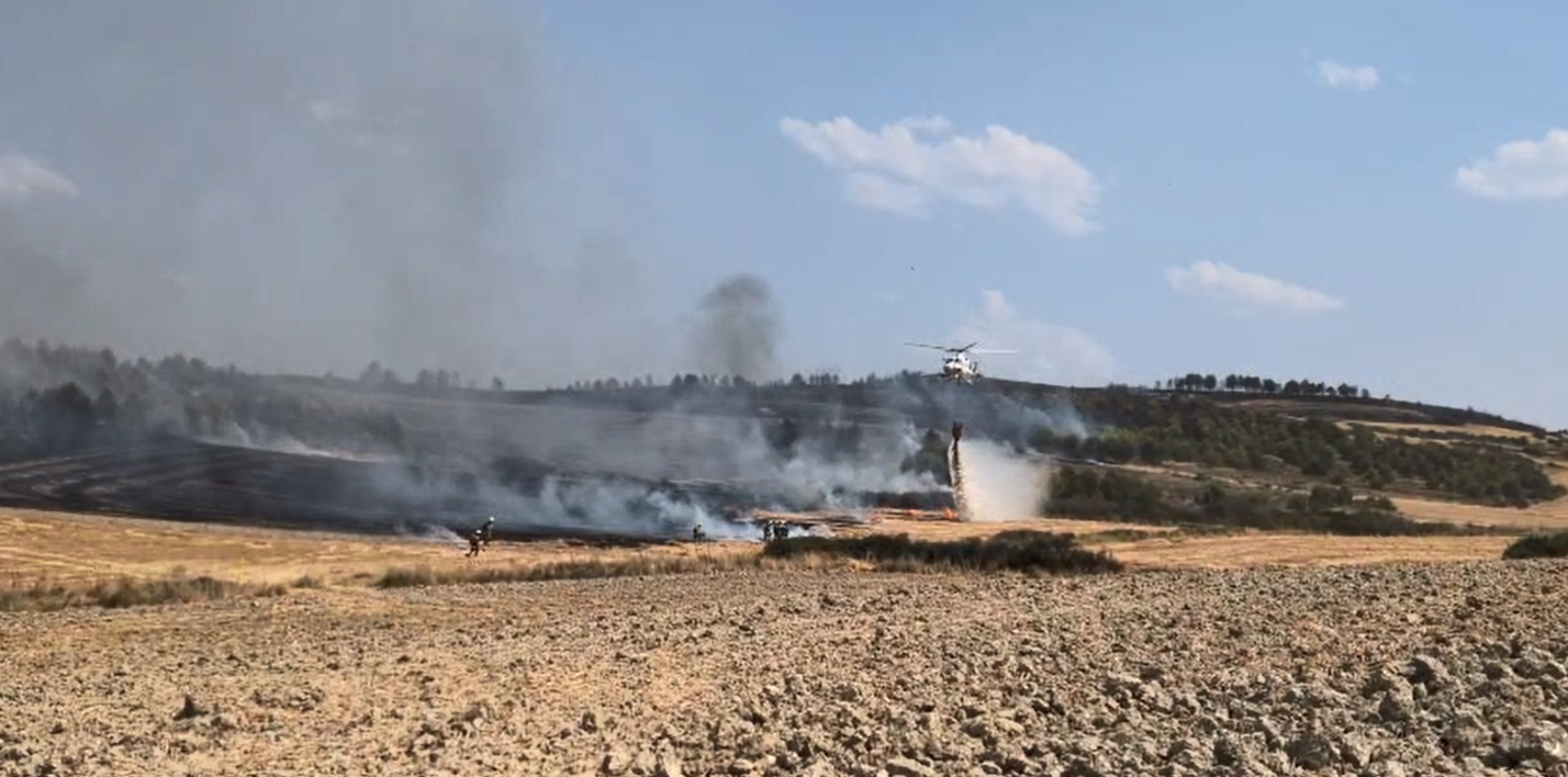 Helicópteros y medios terrestres trabajan en la extinción del fuego