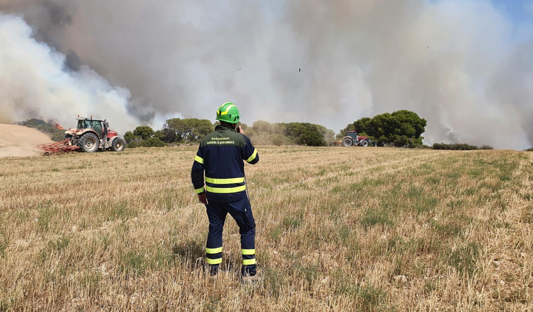 Un guarda durante la extinción de un incendio