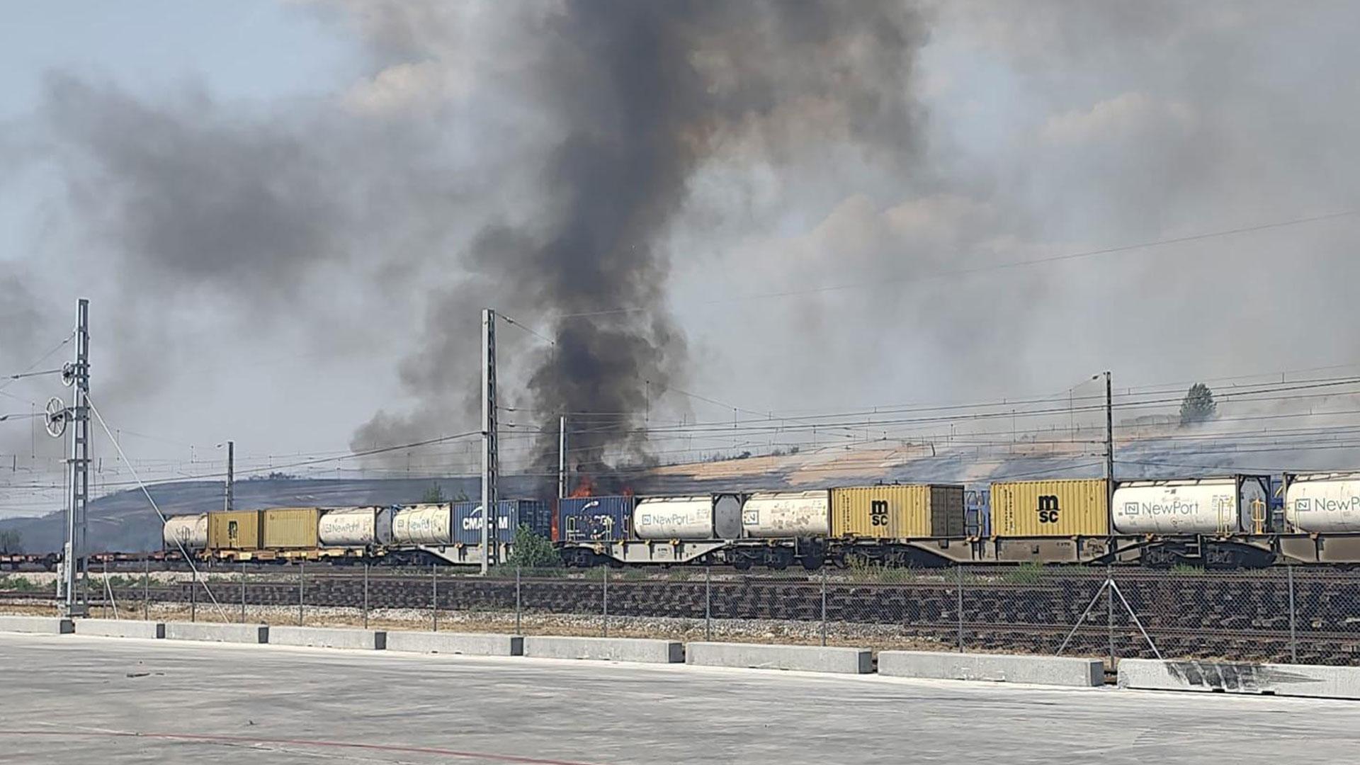 Vídeo: las llamas del incendio declarado entre Salinas de Pamplona y Esquíroz han alcanzado las vías del tren
