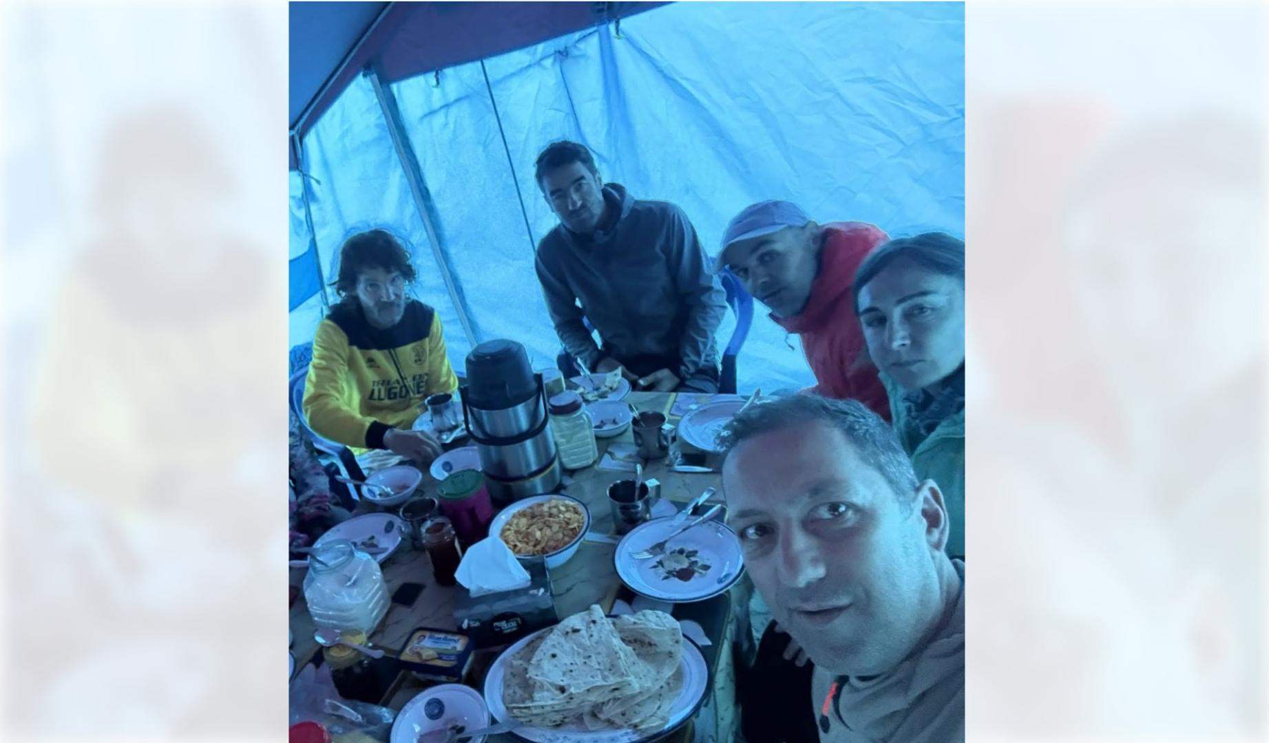 Jorge Egocheaga, Martín Ramos, Ignacio Barrio, Uxue Murolas y Horia Colibasanu, descansando y comiendo en una tienda del Campo Base de los Gashebrum