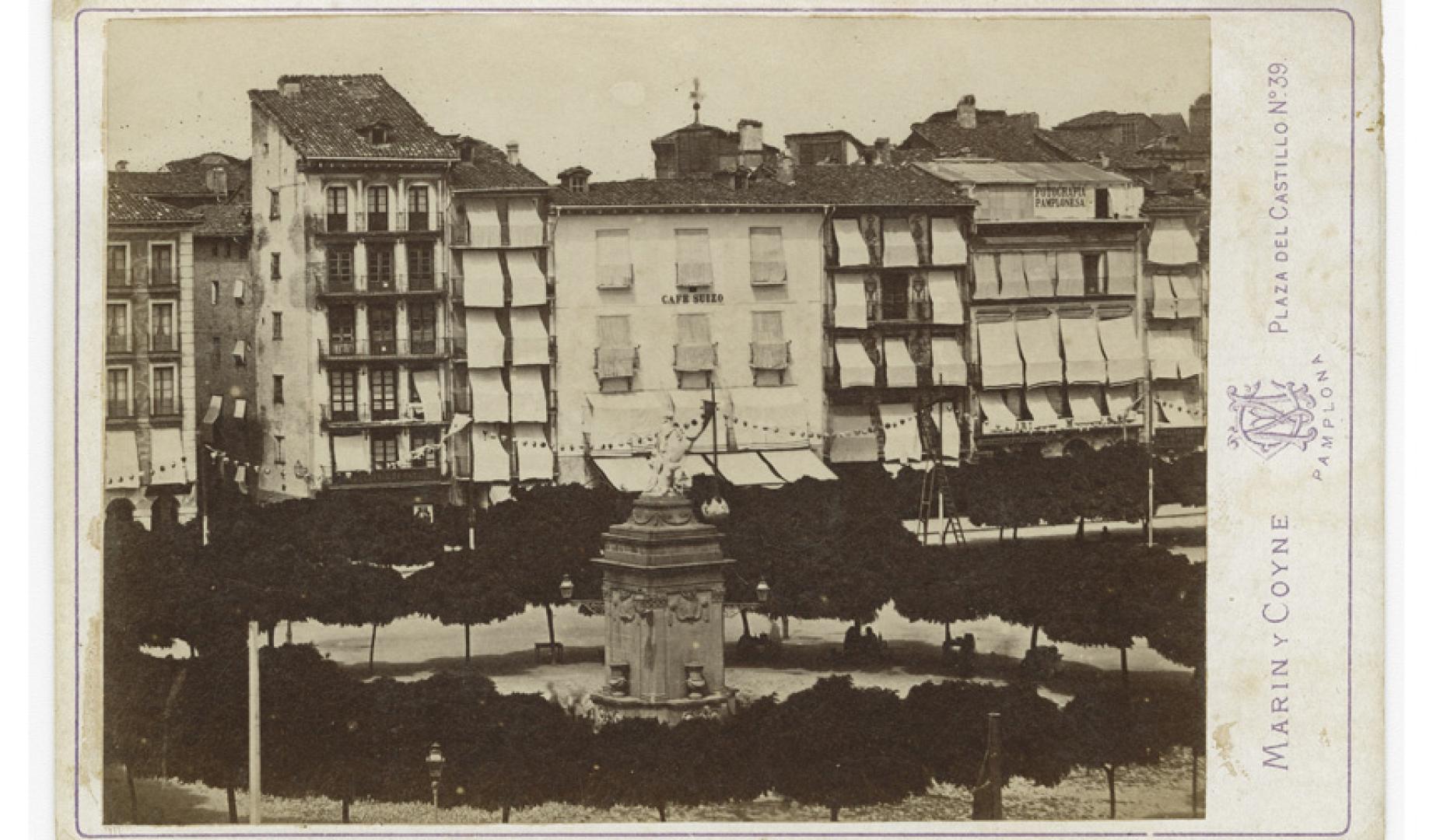 Plaza de la Constitución, actual Plaza del Castillo, el lugar en que se hospedaron nuestros viajeros. Marín y Coyné, 1874, carte cabinet
