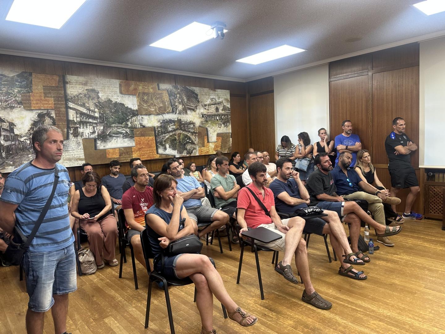 Padres y madres que asistieron este jueves al salón de plenos del Ayuntamiento de Estella preocupados por el futuro del Izarra.