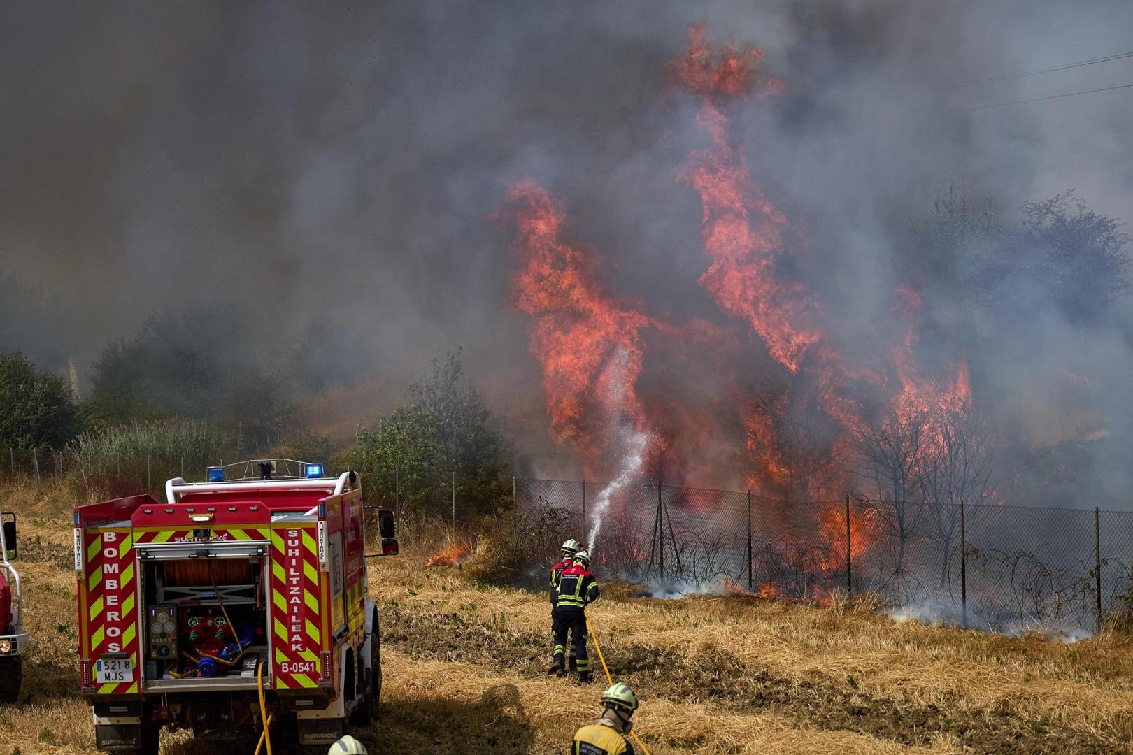 Fotos del incendio entre Salinas de Pamplona y Esquíroz