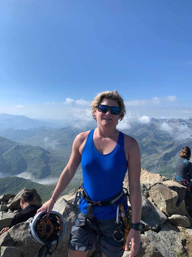 María García-Barberena en la cima del Midi d'Ossau.