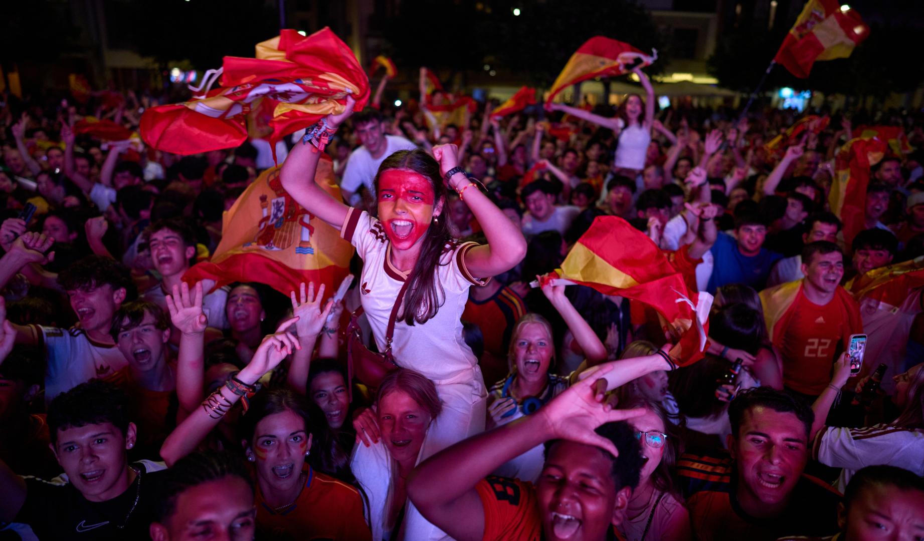 Miles de personas llenaron la Plaza del Castillo y estallaron de alegría tras el triunfo final de España ante Argentina