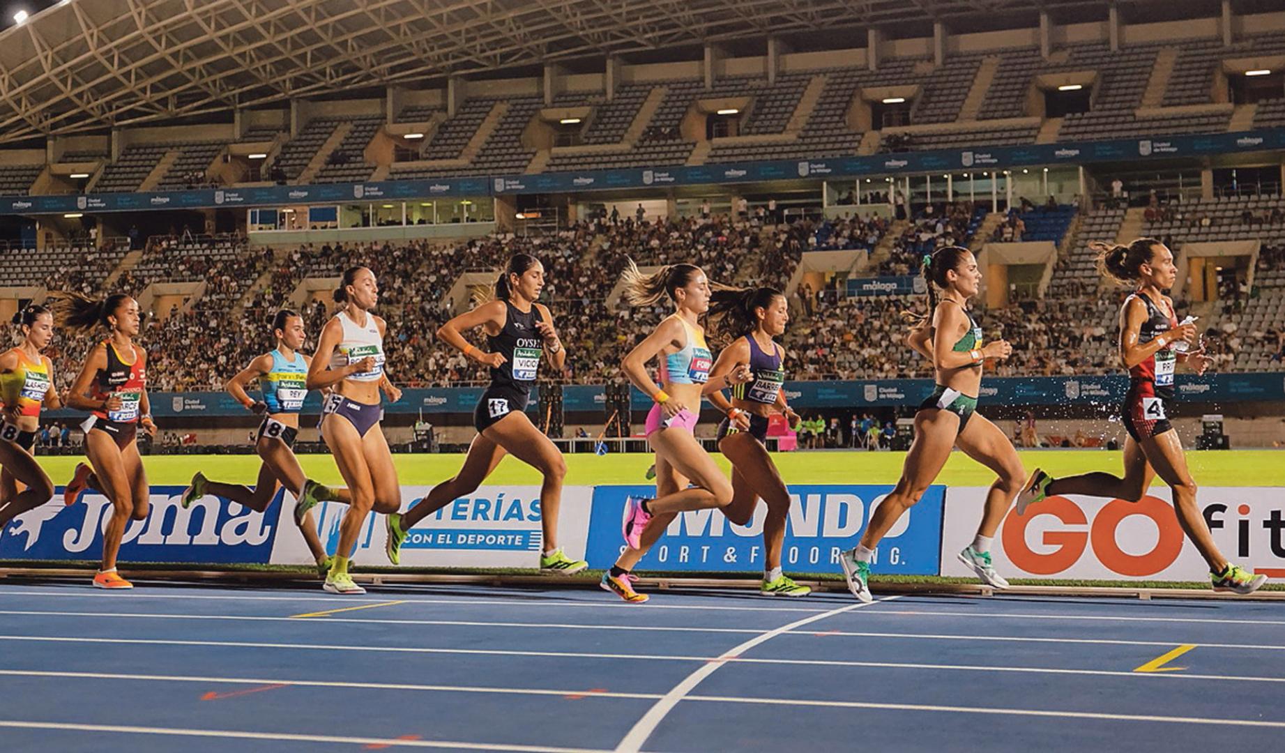 Un momento de la carrera del 5.000 metros femenina ayer el estadio Ciudad de Málaga