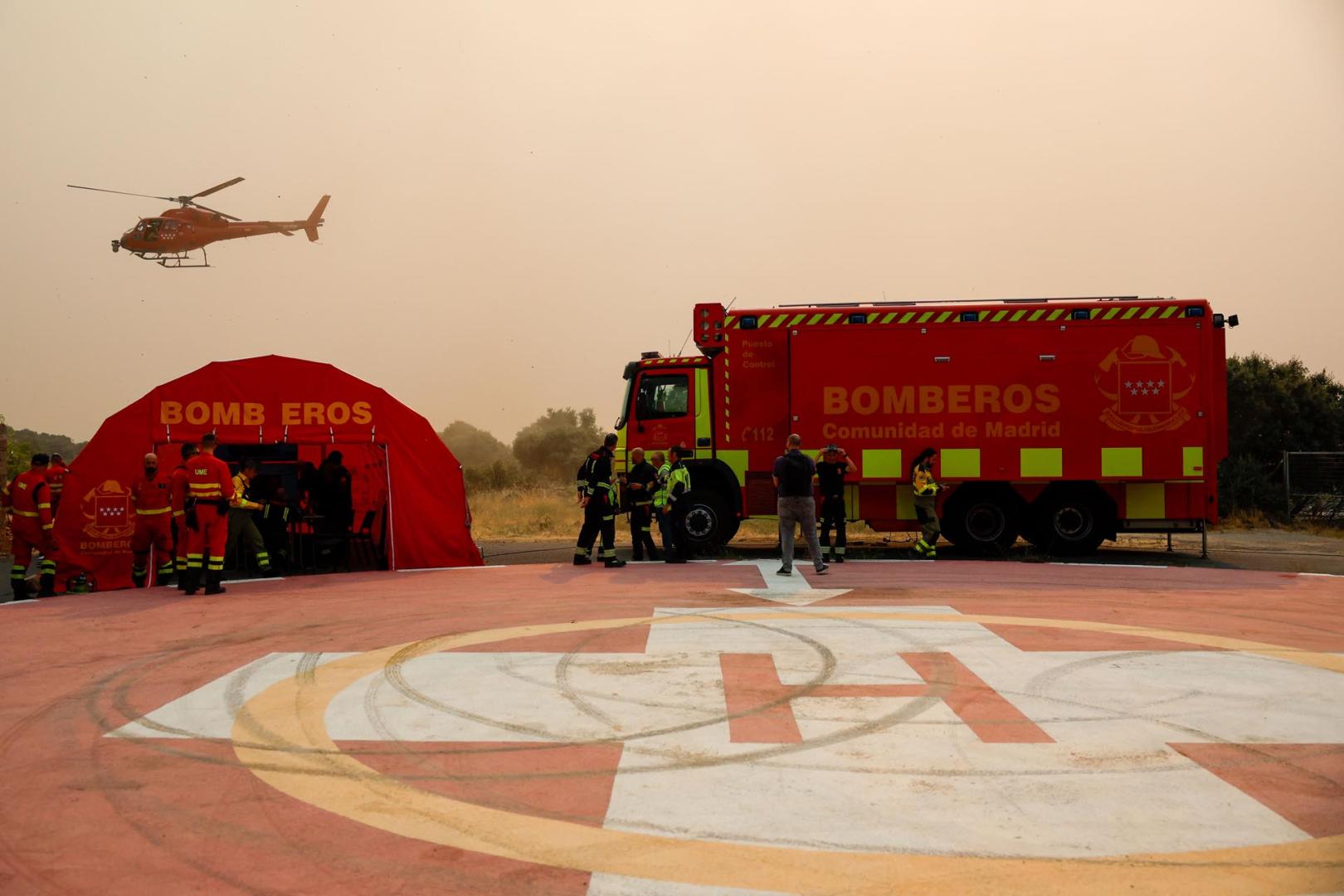Efectivos de Bomberos en el Puesto de Mando Avanzado (PMA) ubicado en la localidad madrileña de Cenicientos, este sábado.