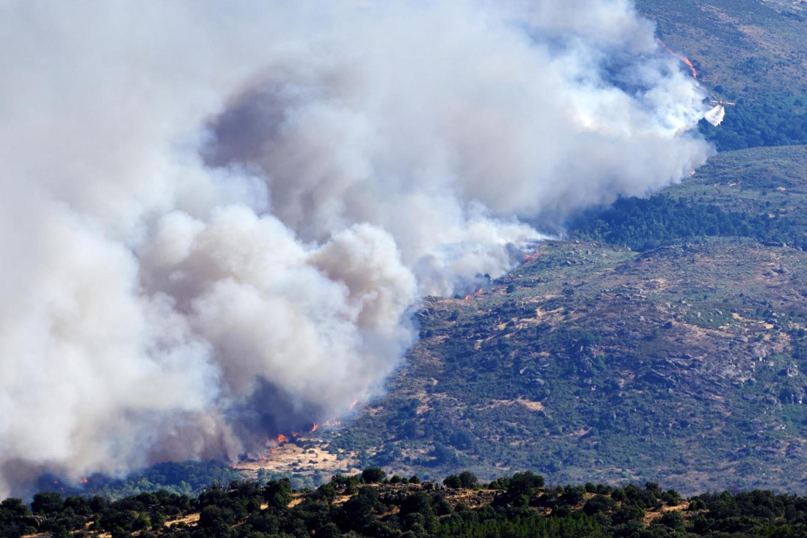 Vista del incendio que afecta a Burgohondo, visto desde la localidad abulense de Navalmoral