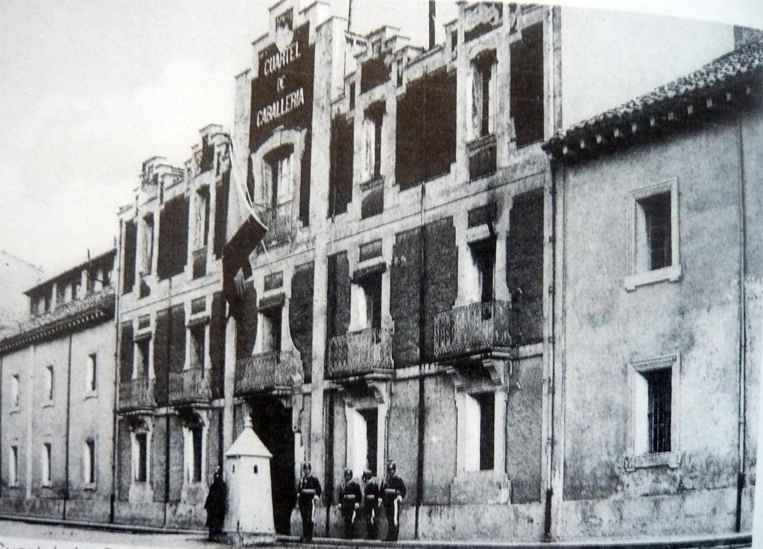 Fachada del cuartel hacia 1920, con un grupo de soldados (Tarjeta postal)