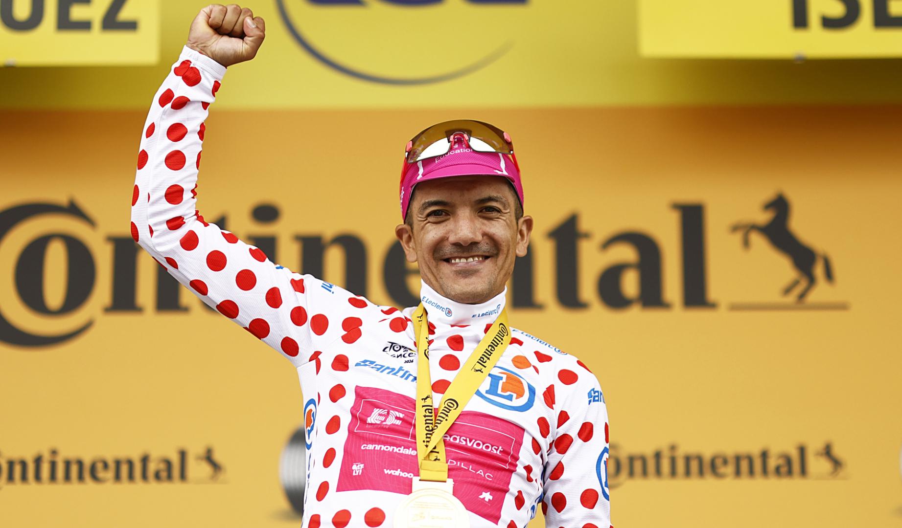 Richard Carapaz celebra su victoria en la penúltima etapa del Tour de Francia 2026, segunda con llegada en Alpe D'Huez