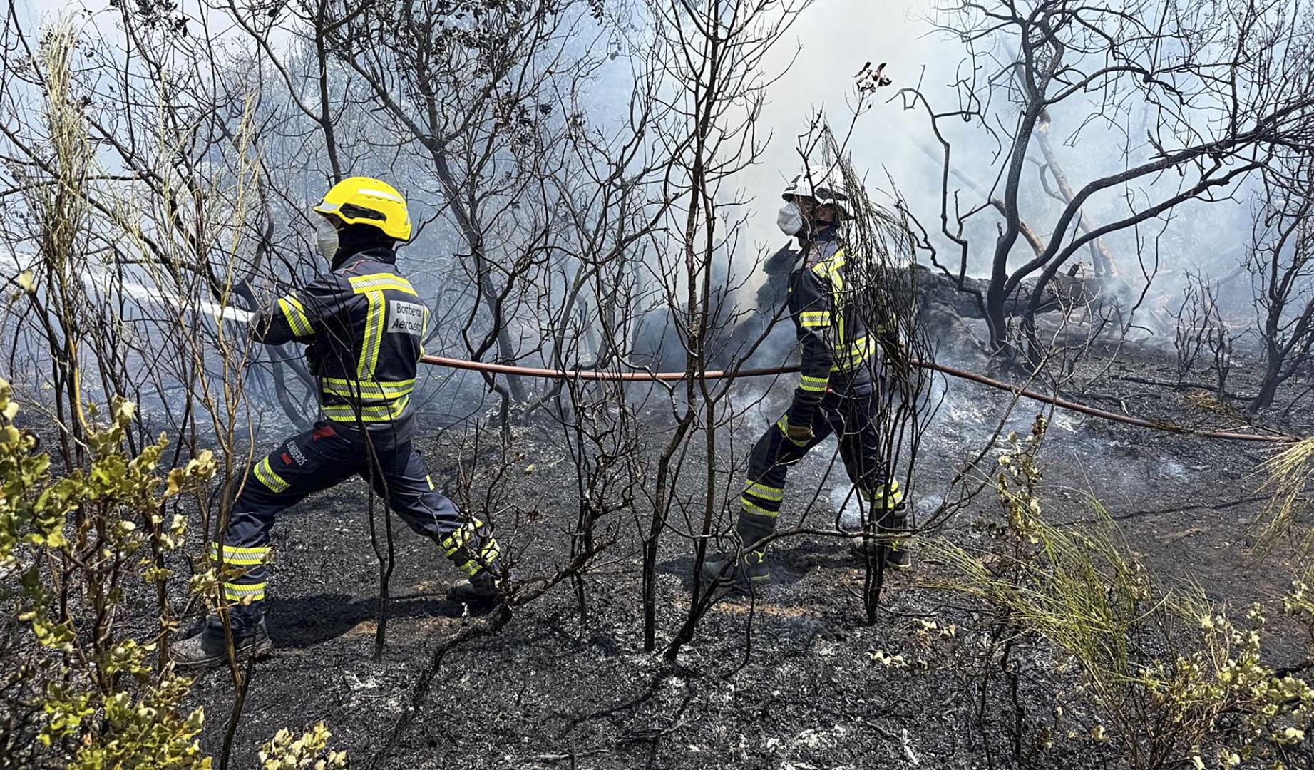 Más de 20 bomberos voluntarios y 5 vehículos del Aeropuerto Adolfo Suárez Madrid-Barajas trabajan en las labores de lucha contra los incendios de la sierra oeste de Madrid, en la zona de Robledo