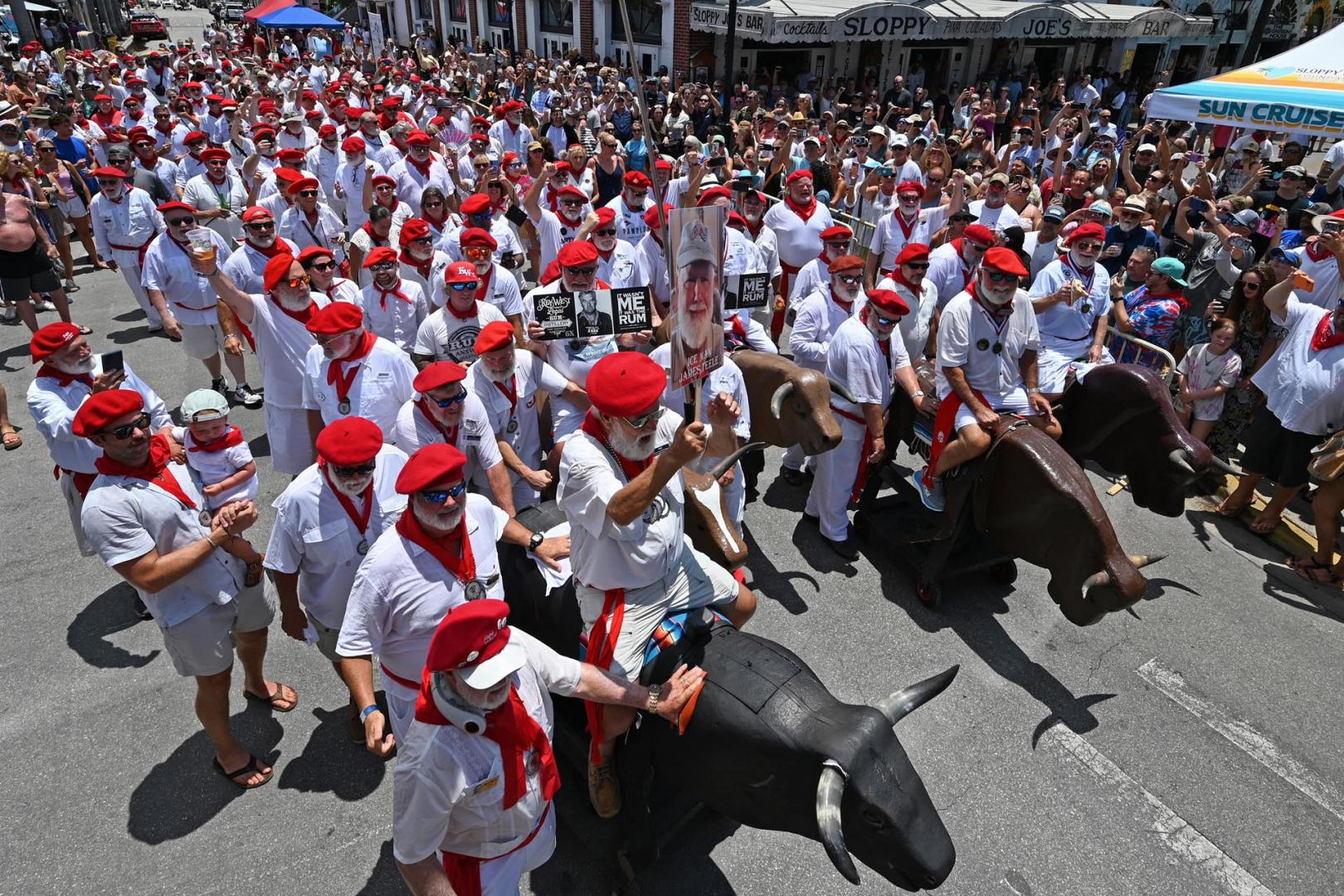 Fotografía cedida por Sloppy Joe's Bar donde aparecen ganadores de ediciones anteriores y participantes actuales del Concurso Anual de Dobles de Hemingway, iniciando su famoso 'Encierro de toros'