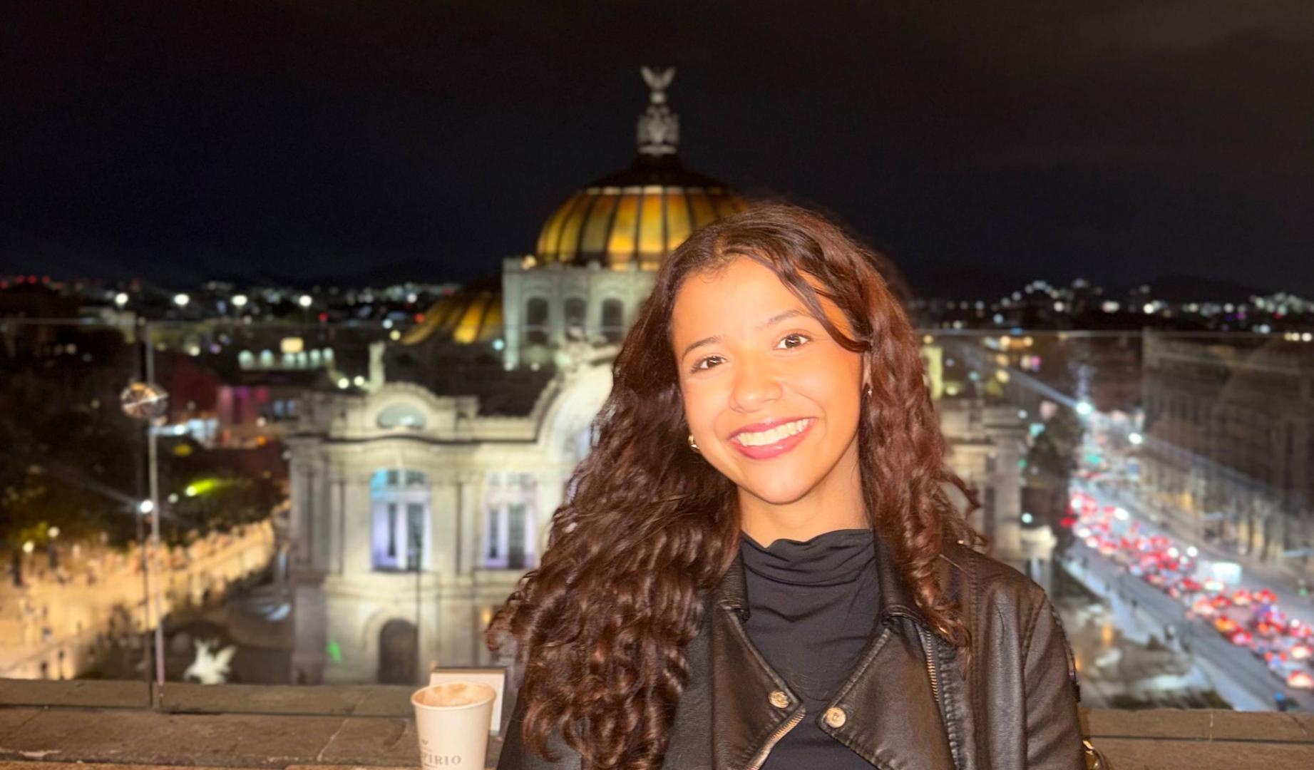 Catalina Martínez, ante el Museo del Palacio de Bellas Artes de Ciudad de México