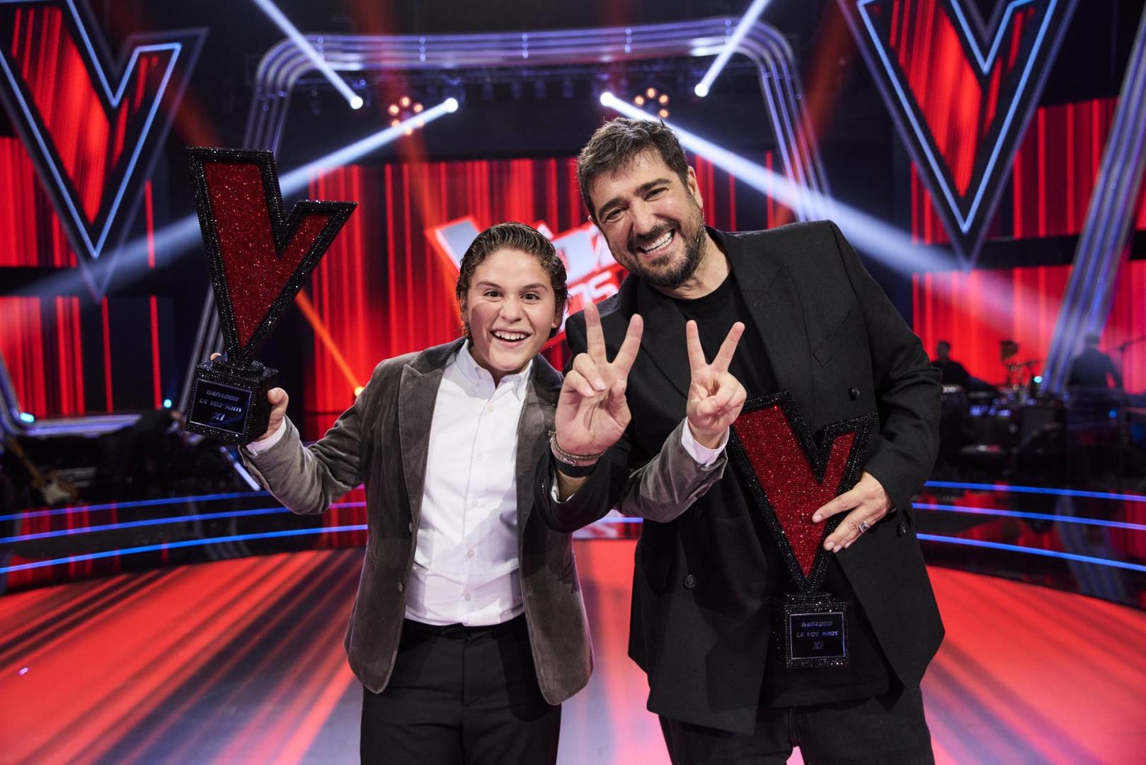 Eduardo 'El Campanero' celebra el triunfo junto a su coach Antonio Orozco